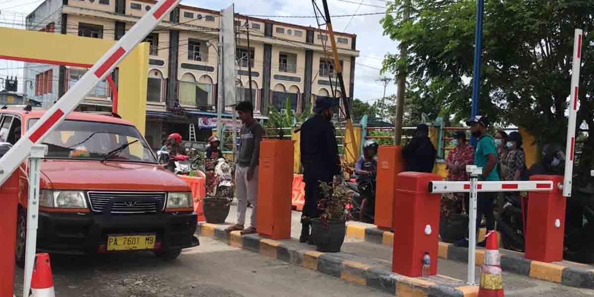 pasar-sentral-timika-kini-gunakan-portal-parkir-otomatis